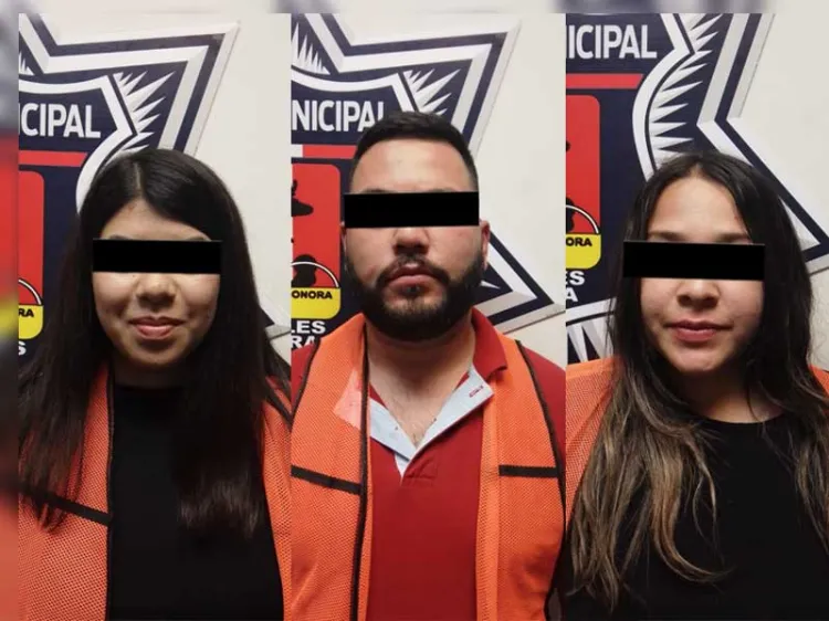 Agreden a policías; detienen a dos mujeres y un hombre