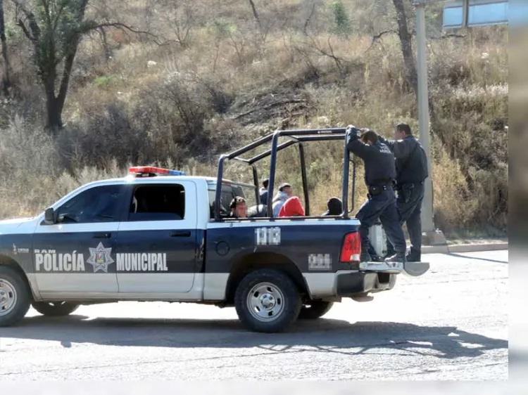 Fumaba marihuana con una manzana; lo arresta la policía