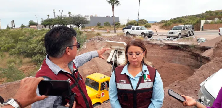 Supervisan reparaciones en áreas afectadas por socavones