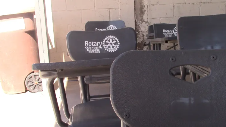 Apoya Club Rotario con entrega de mesabancos