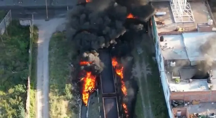 Explota pipa de combustible por querer ganarle al tren