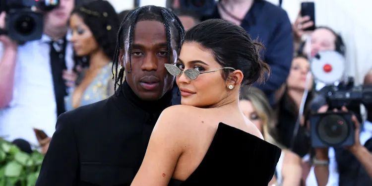 Enfrenta Kylie Jenner rumores de infidelidad de Travis