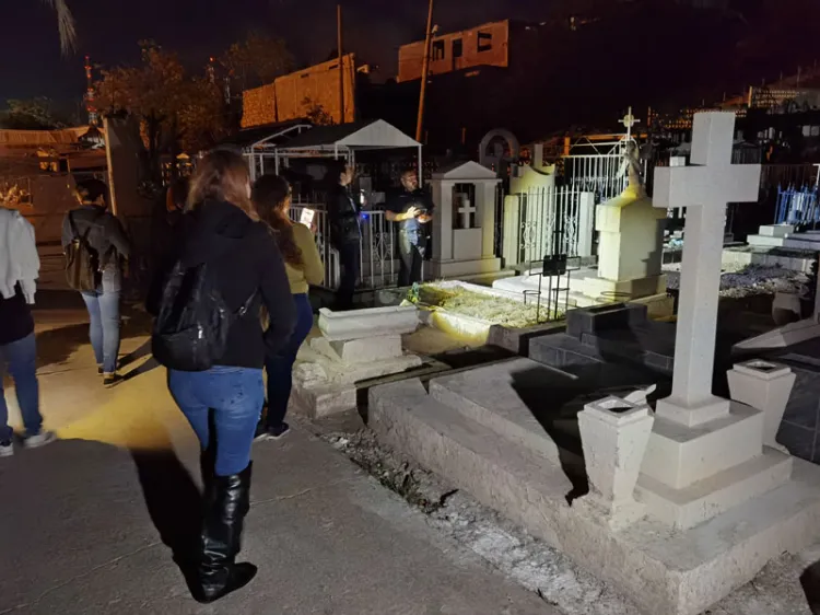 Buscan actividad paranormal en panteón de la Reforma