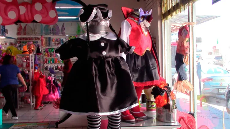 Repuntan ventas de disfraces por festividades