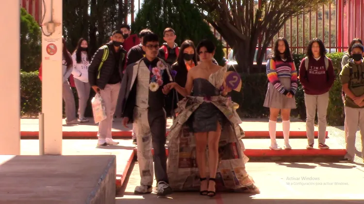 Organizan pasarela de trajes con material reciclado