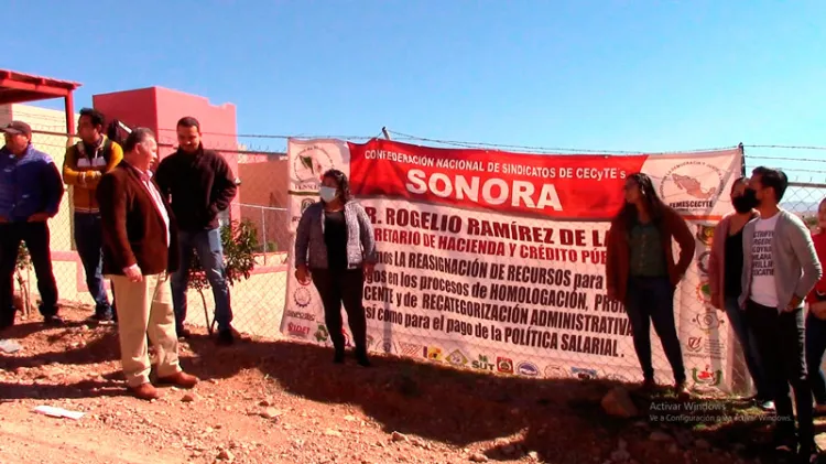 Protestan docentes del Cecytes