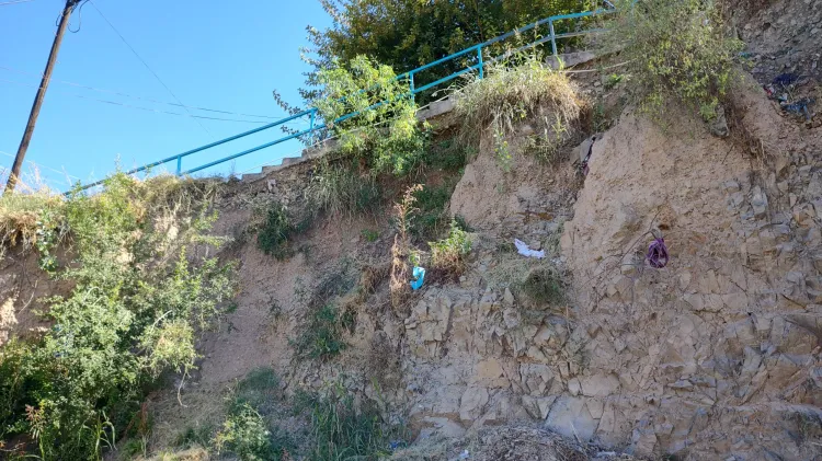 Reportan socavón en área de escalinatas del Embarcadero