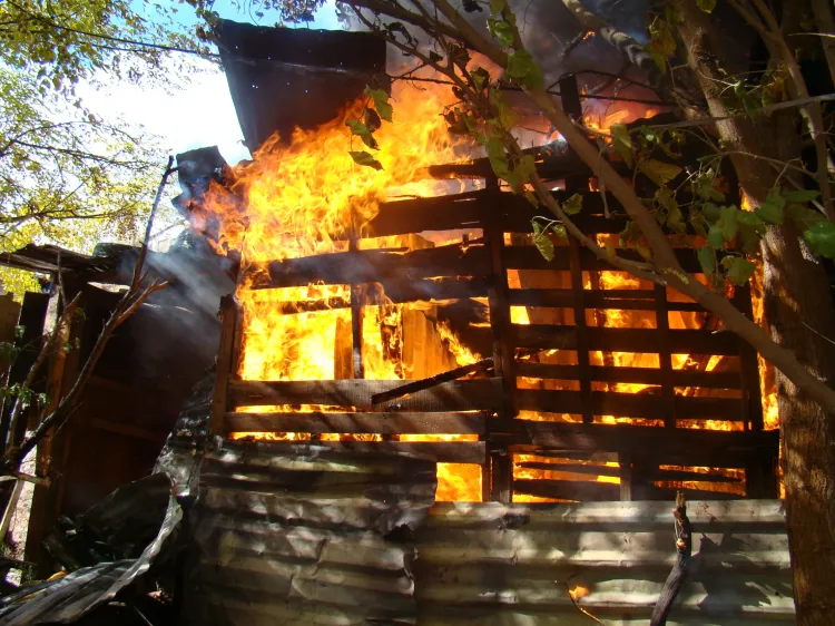 Incendian vivienda y vehículos con bombas “molotov”