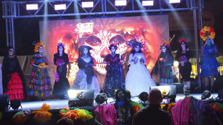 Realizan pasarela de catrinas en Feria del Hueso