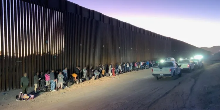 Detienen a más de 100 migrantes