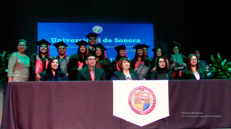 Culminan estudios alumnos de la Unison