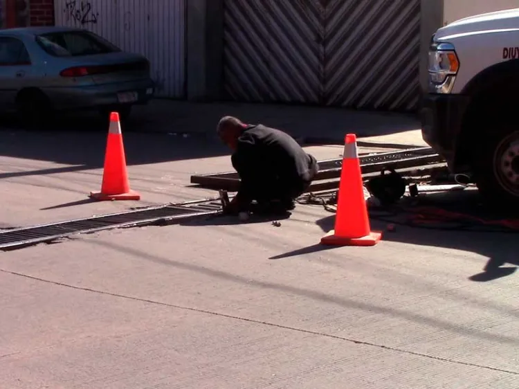 Reparan alcantarillas de calle Internacional