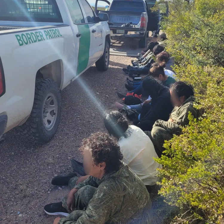 Detienen a “pollero” con 16 indocumentados