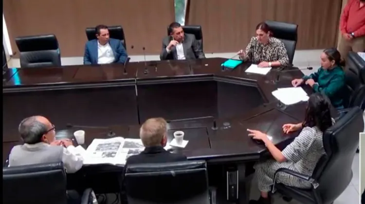 Taxistas piden regulación de servicio por aplicaciones