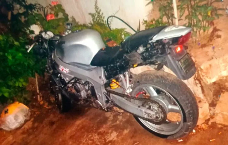 Localizan moto en estado de abandono