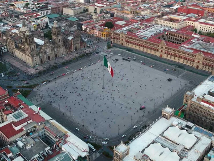 Liberan López Obrador y Sheinbaum Zócalo para marcha por el INE