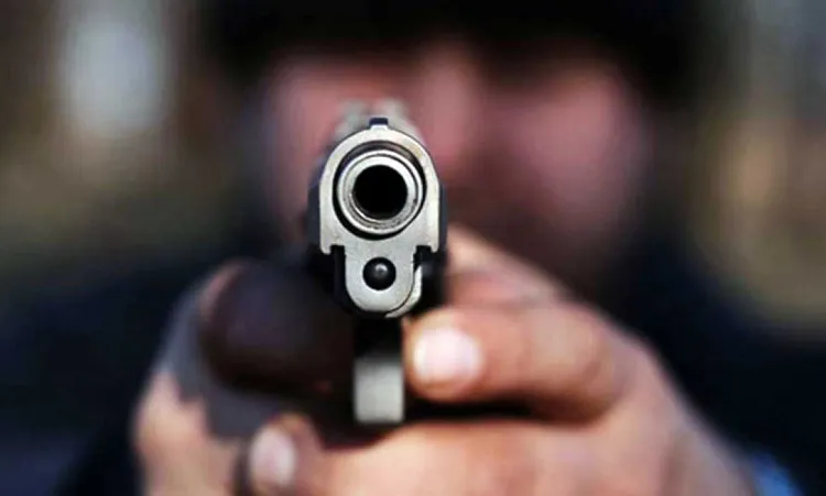 Despojan a mujer de dinero y celular a mano armada