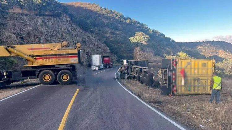 Se registra accidente en tramo carretero Santa Cruz-Cananea