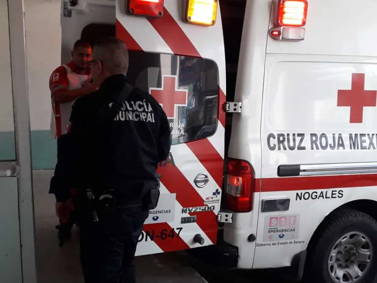 Se lastima pierna al huir de desconocidos