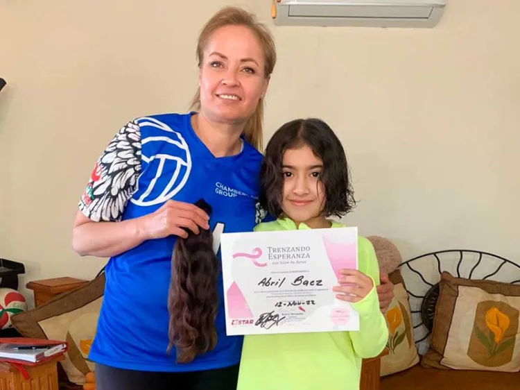 Dona niña su cabello para pacientes con cáncer