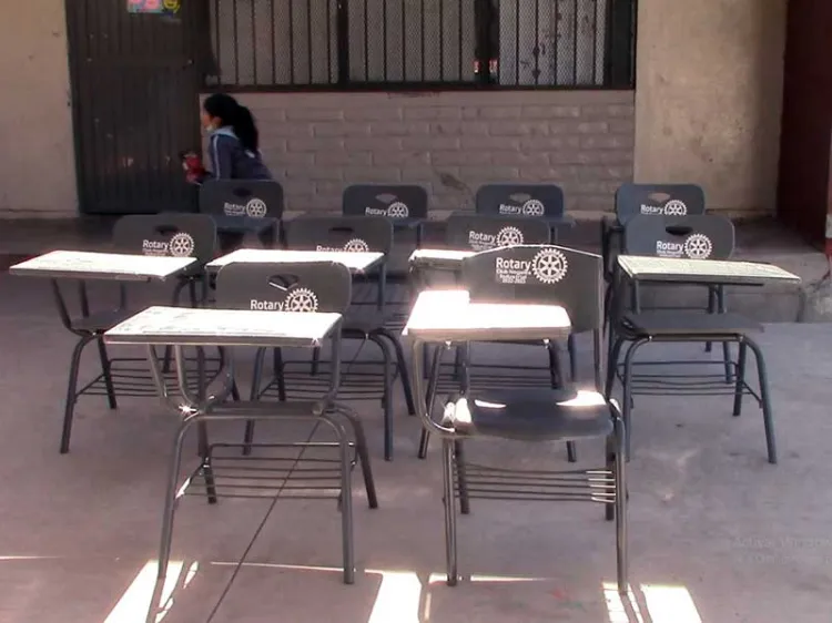 Repara Club Rotario Nogales Industrial pupitres de la primaria “Jesús García”