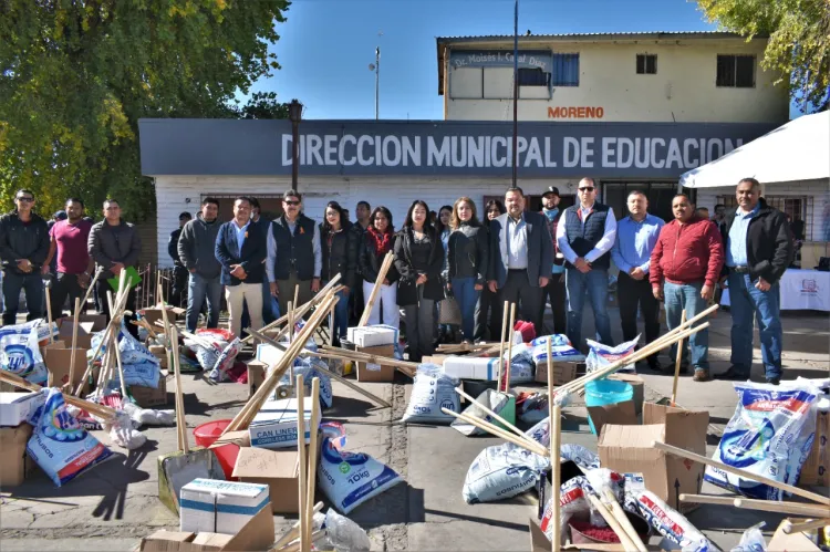 Entrega Juan Gim apoyos a 46 escuelas
