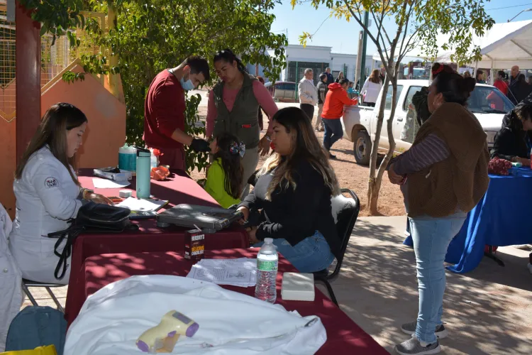 Acercan servicios de salud a vecinos de la Flores Magón
