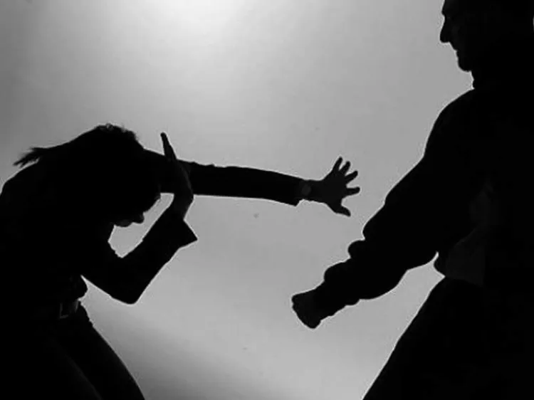 Mujer sufre agresiones de parte de su esposo