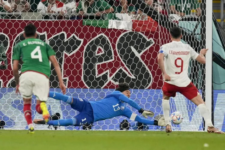 Ochoa salva a México