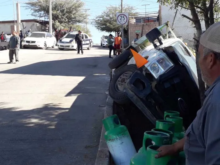 Vuelca camión cargado con tanques de gas