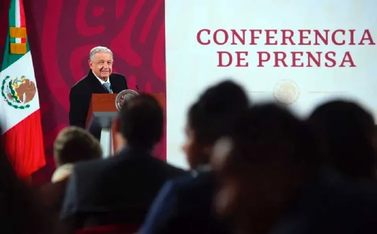 Pide AMLO marchar en orden alfabético