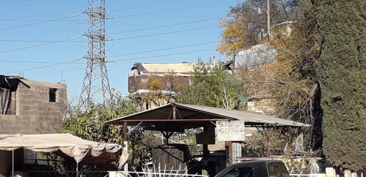 Cumplen última voluntad de mujer y la entierran en su casa