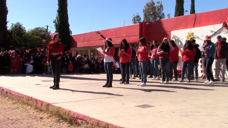 Cierran semestre con festival navideño