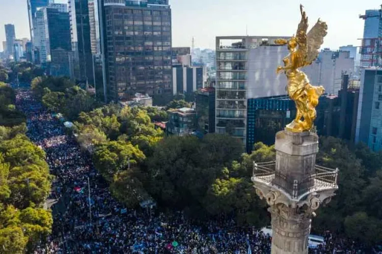 Así se ve la marcha de AMLO sobre Reforma hacia el Zócalo de CdMx