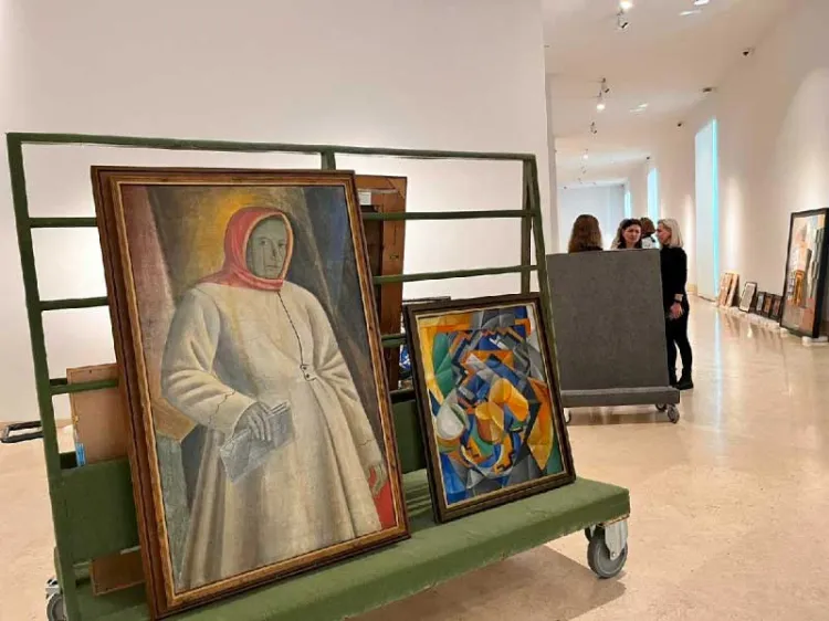 Salvan pinturas de Ucrania de bombardeos rusos; las trasladan a España