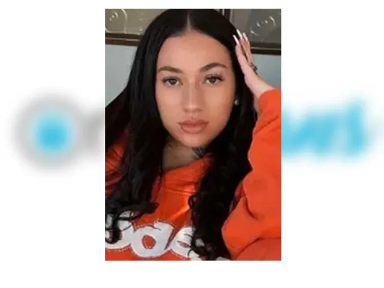 Apoya estrella de OnlyFans con beca para estudiantes