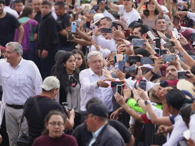 Pide AMLO a oposición presentar pruebas de uso de recursos en marcha