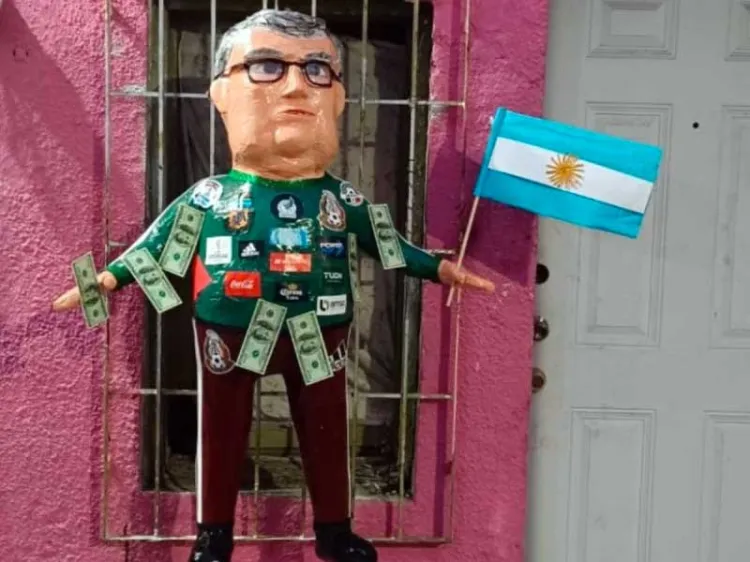Crean piñata de ‘Tata Martino’; para fiestas decembrinas