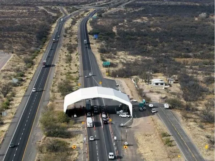 Detienen a hombre junto con su hija por llevar fentanilo