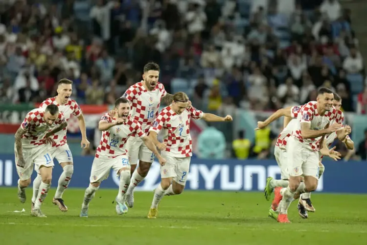 Croacia avanza en penales
