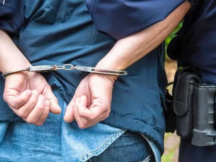 Ocasiona daños en choque y lo detienen