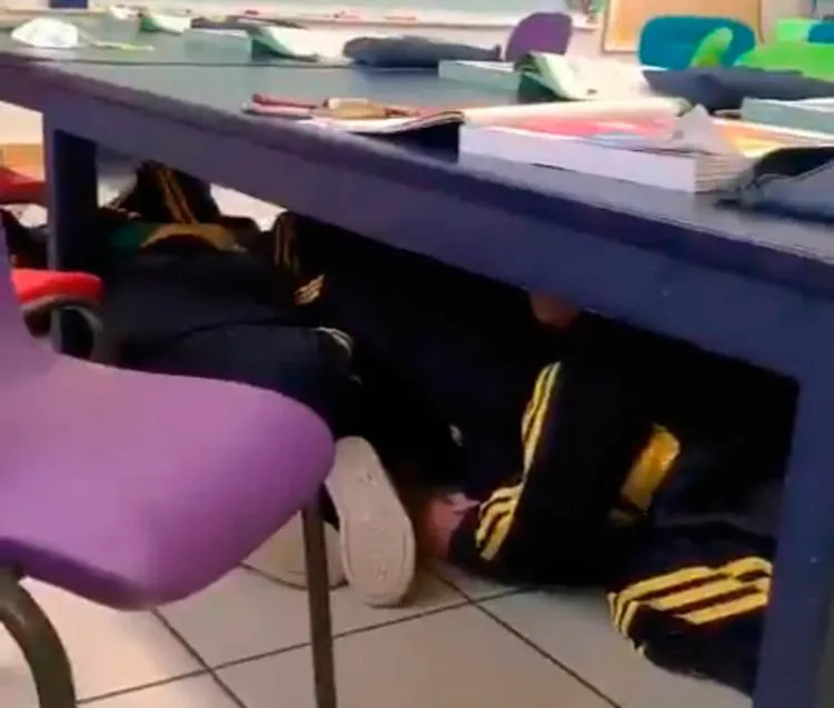 Alumnos de Kinder se resguardan y cantan ante ataque armado