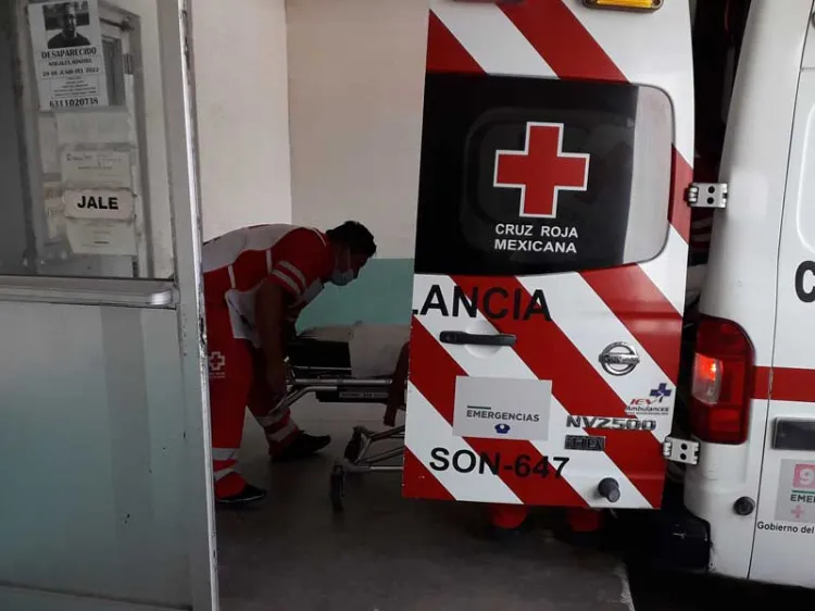 Disparan a joven desde auto en movimiento