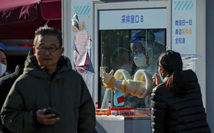 Tiene China repunte en Covid tras reducir medidas antivirus