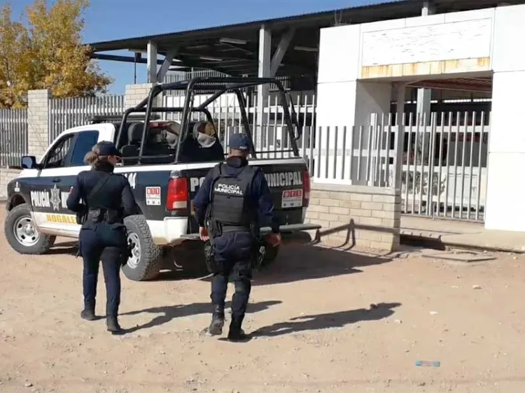 Ataca adolescente con machete a adulto en escuela