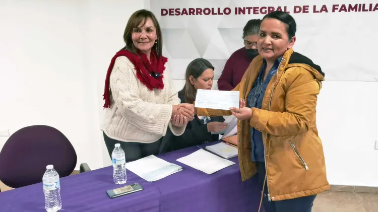 Entrega DIF becas para terapias a personas con discapacidad
