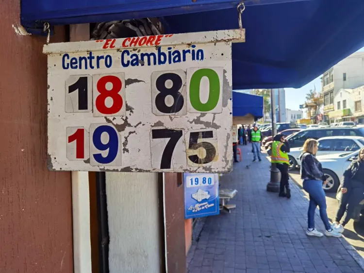 Baja el dólar en centros cambiarios de la ciudad