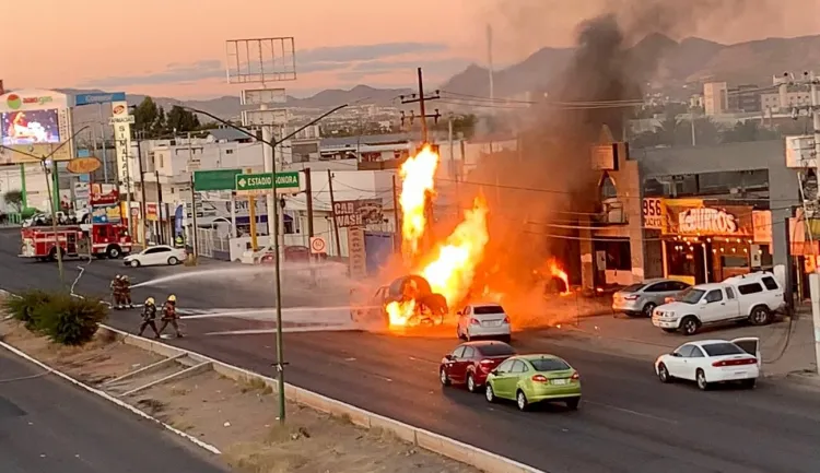 Arde pipa que transportaba gas en Hermosillo