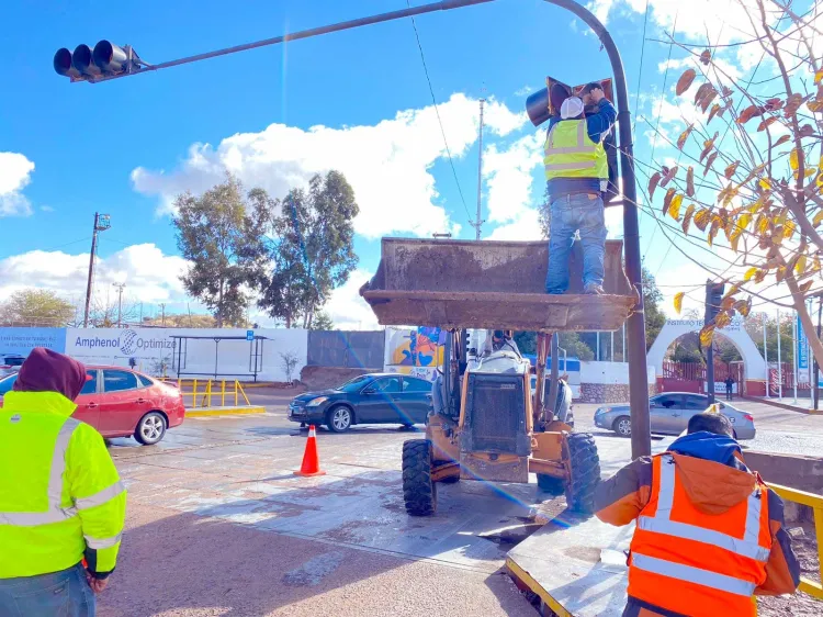 Dan servicio a semáforos dañados por las lluvias