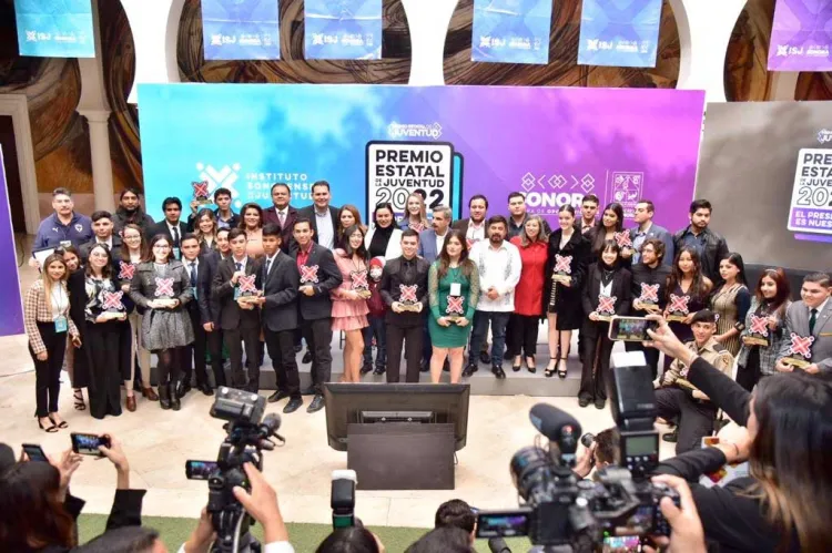 Reciben Premio Estatal de la Juventud 2022